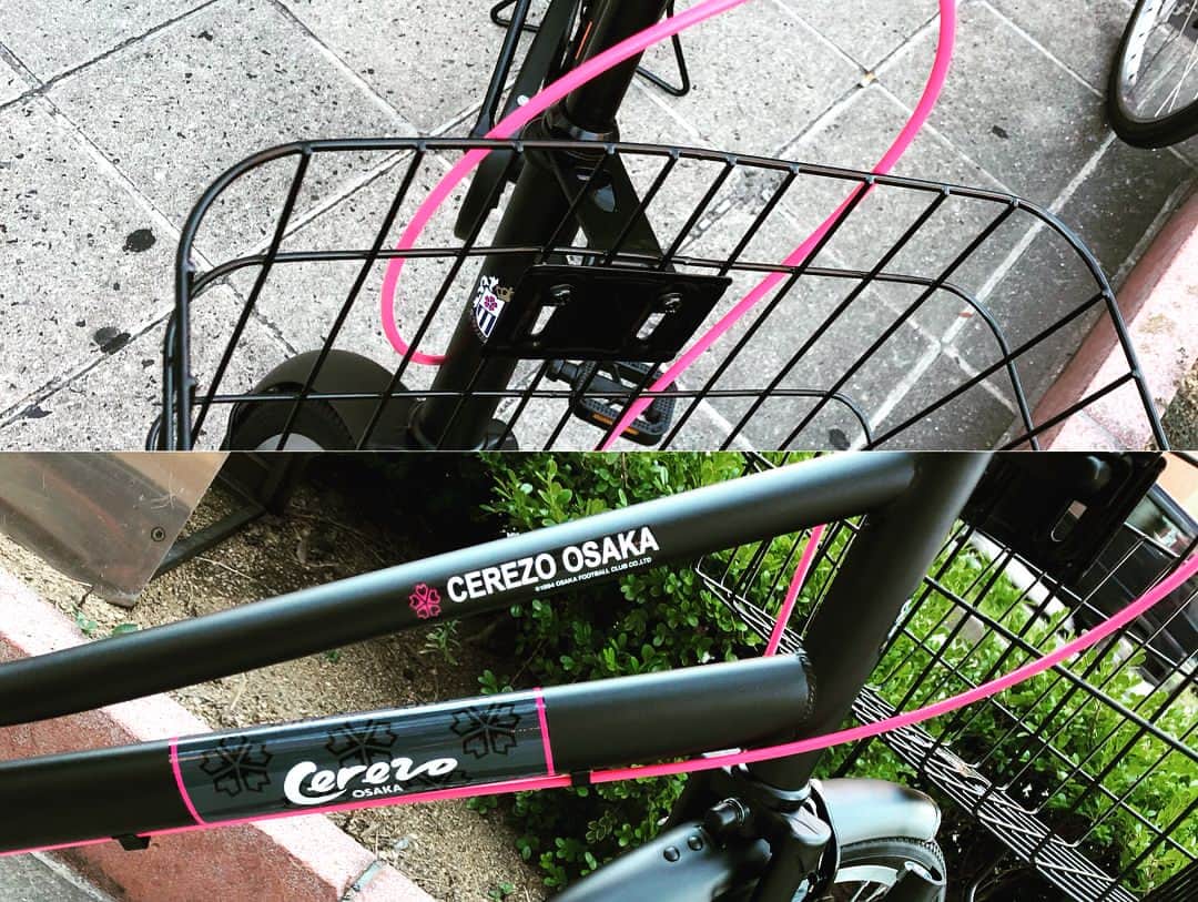 盛山晋太郎さんのインスタグラム写真 - (盛山晋太郎Instagram)「私のママチャリ、ピンクと黒で鬼ギャルが乗ってそうな色合いじゃない？違うでセレッソ大阪とのコラボやで！！ 大阪の街中にやたらとあるオレンジの看板の自転車屋。あれ実は僕の幼なじみの店っす！よろしくしてあげてください！ リコ×セレッソ大阪  #鬼ギャル #自転車リコ  #セレッソ大阪」8月2日 13時23分 - morishimc