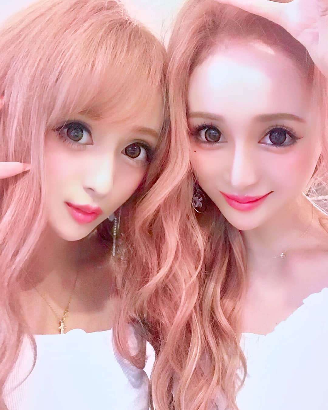 真優川咲さんのインスタグラム写真 - (真優川咲Instagram)「#🧠#🍓#💗#👯‍♀️#💋 . #可愛すぎる♡♡#姉” 📕の #妹的存在♡♡♡ @yayoi_n_ ネモちゃんと💗💗 #pinkhair 〜〜🧠🧠💋✨✨ #加工技術 だよ ✌︎😎😏🤗💕 🍓 #金髪 と..どちらが良きですか〜😽👂👂✨♪ #shotting #ピンクヘアー #ピチピチ♡ #モデル #アイドル #ねもやよ♡ #姉アゲハ 💋」8月2日 14時53分 - saki_411