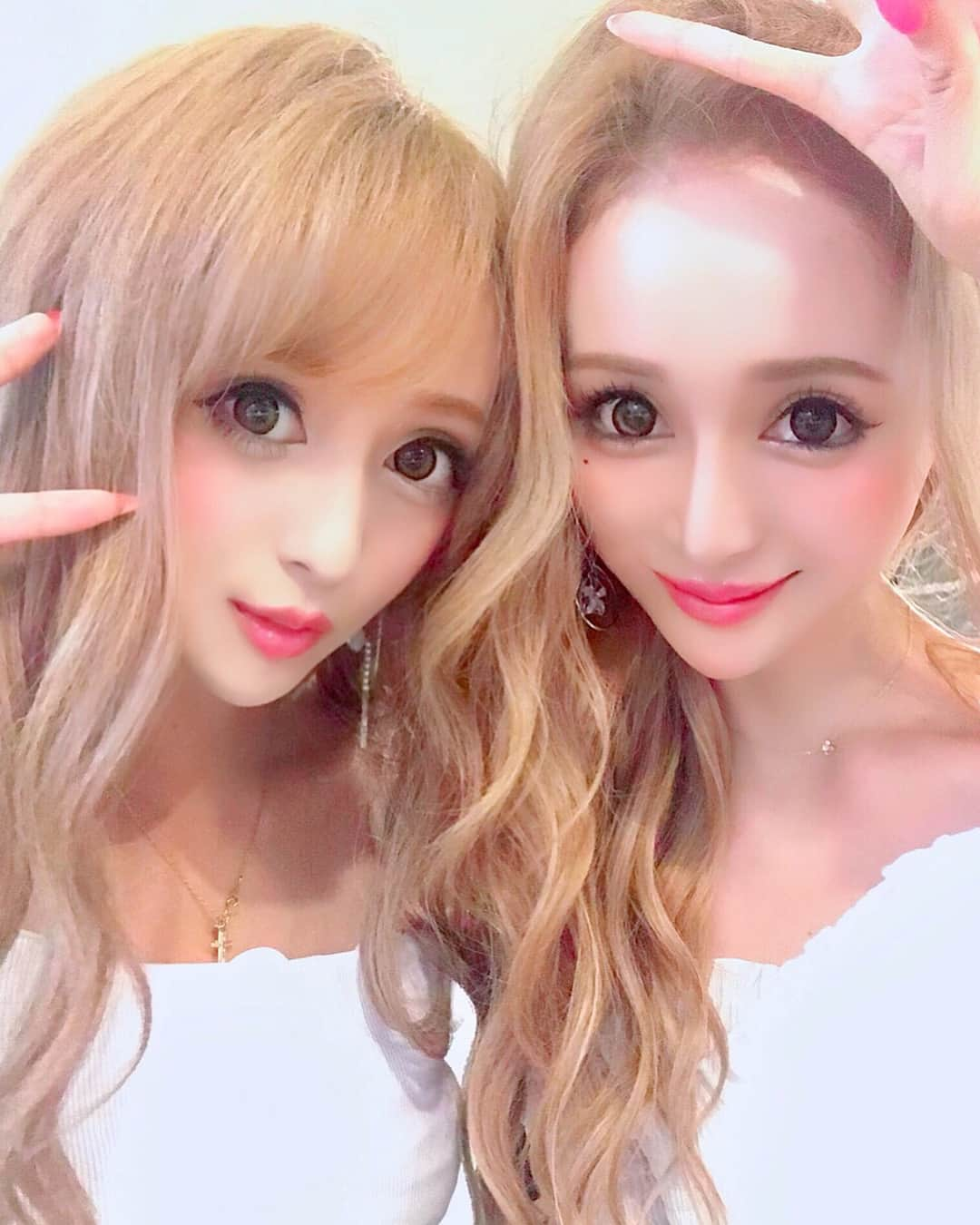 真優川咲さんのインスタグラム写真 - (真優川咲Instagram)「#🧠#🍓#💗#👯‍♀️#💋 . #可愛すぎる♡♡#姉” 📕の #妹的存在♡♡♡ @yayoi_n_ ネモちゃんと💗💗 #pinkhair 〜〜🧠🧠💋✨✨ #加工技術 だよ ✌︎😎😏🤗💕 🍓 #金髪 と..どちらが良きですか〜😽👂👂✨♪ #shotting #ピンクヘアー #ピチピチ♡ #モデル #アイドル #ねもやよ♡ #姉アゲハ 💋」8月2日 14時53分 - saki_411