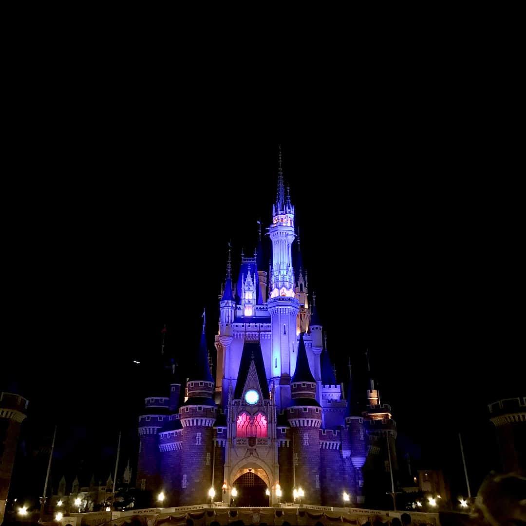 beauty news tokyoのインスタグラム：「・ 今日は明日から始まるナイトタイムスペクタキュラー『Celebrate! Tokyo Disneyland』を一足お先に取材してきました❣️ もう、とにかく、壮大なスケールで、これまでにない感動を味わえます✨✨ ストーリーでちょこちょこアップするので、ぜひ併せてチェックしてみてくださいね！ ・ 2枚目は、ディズニーシーにて新しく始まるショー『ハロー、ニューヨーク！』。 ・ 後ほどサイトにて夏のディズニーリゾートの魅力を紹介するので、ぜひお楽しみに♪」