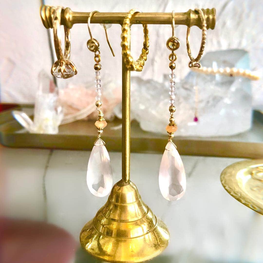 照沼ファリーザ（晶エリー）のインスタグラム：「‎⁦‪#ハンドメイドアクセサリー‬⁩ ‎⁦‪#ローズクォーツ‬⁩ ドロップカット ‎⁦‪#オレンジムーンストーン‬⁩ ‎⁦‪#シトリン‬⁩ #淡水パール ‎⁦‪#K14GF‬⁩」