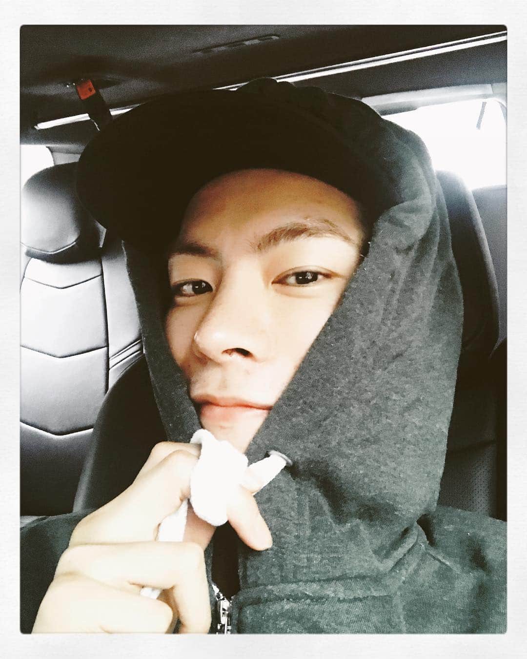 ホン・ジョンヒョンのインスタグラム：「비오는날-🌧 운동하러 가는길 #홍종현 #면도안함주의」