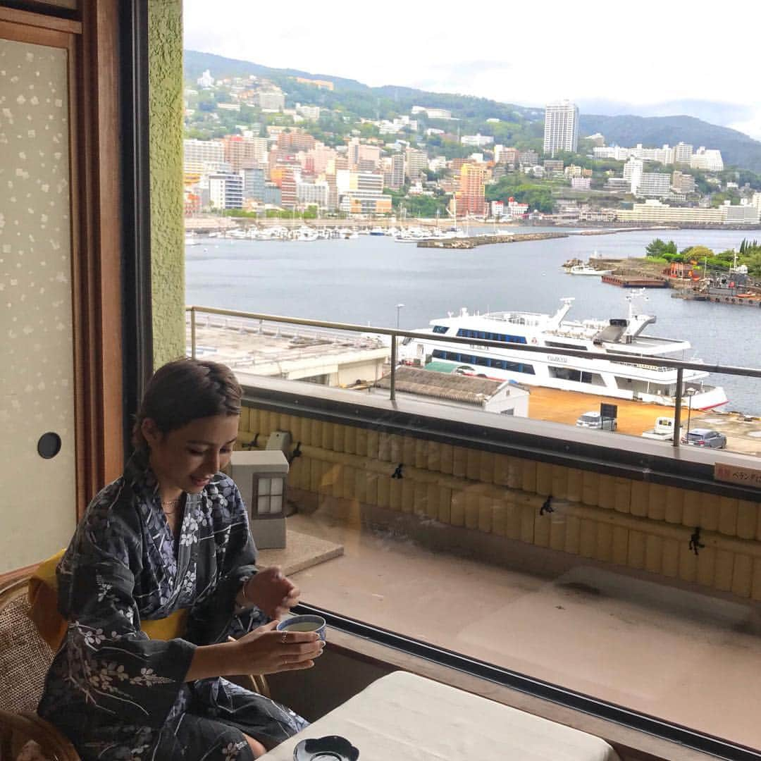 長谷川あやさんのインスタグラム写真 - (長谷川あやInstagram)「👘👘👘 #atami #shizuoka #happy #trip #travel #japan #yukata #熱海 #あや旅成長日記 ・ ・ ・ お部屋からの景色べりーぐっと🙋‍♀️💭 （足ちょっとはだけちゃってる残念🤦‍♀️💭）」7月9日 17時48分 - ayasuke_0516