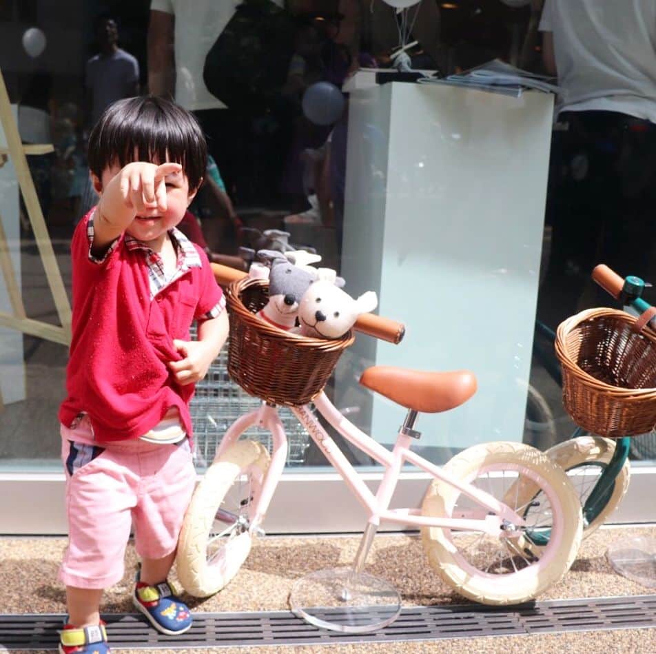 Miku Hirata 平田未来さんのインスタグラム写真 - (Miku Hirata 平田未来Instagram)「ザ・トップランド ×「フィガロジャポン」のイベントに行って来ました💓 * * 長男が気になっていたのは、BANWOOD #バンウッド の #バランスバイク です🚲(写真①②③) 自転車に慣れていなくて💦会場では乗ってくれなかったものの、興味津々でした⛑お誕生日プレゼントのときに買ってみようかな💓 * * 風船も気になるようで、トップの写真も風船を見て騒いでいるところです💓🎈(写真⑥も) * * #子供写真館 のTHE TOP LAND studio #トップランドスタジオ では、 長男が裸足で駆け巡っているときに、 次男と撮影しました💓(写真⑦)  まだイヤイヤ期も来ていないので、 大人しくママ抱っこ🤱で写真を撮ってくれます☺️💕 お風呂に入ってるみたい🛁✨ * ボディケアは、イタリアからMammaBaby #ママベビー 次男が生まれる前後に使っていました。#新生児 から使えます👶(写真④) * ファッションは、スペインのTINYCOTTONS #タイニーコットンズ👕 は肌触りがよかったです。(写真⑤) * 代官山でたっぷり遊んだので帰りは、2人とも寝てくれました😴💓 週末は家族とお出かけすることが多いので、子供が遊べる👶🧒場所があり楽しかったです😊✨ * *  #thetopland #トップランド#thetoplandstudio #トップランドスタジオ#banwood #mammababy #tinycottons  #代官山tsite #代官山散歩 #風船遊び #お誕生日プレゼント🎁 #男の子ピンク #兄弟コーデ #ママコーディネート #大人可愛いファッション #兄弟ママ #2児mama #子供の遊び場 #いいね返し #いいねした人全員フォローする  @thetoplandofficial」7月9日 19時34分 - miku.hirata