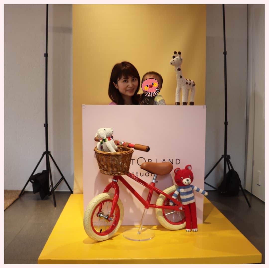 Miku Hirata 平田未来さんのインスタグラム写真 - (Miku Hirata 平田未来Instagram)「ザ・トップランド ×「フィガロジャポン」のイベントに行って来ました💓 * * 長男が気になっていたのは、BANWOOD #バンウッド の #バランスバイク です🚲(写真①②③) 自転車に慣れていなくて💦会場では乗ってくれなかったものの、興味津々でした⛑お誕生日プレゼントのときに買ってみようかな💓 * * 風船も気になるようで、トップの写真も風船を見て騒いでいるところです💓🎈(写真⑥も) * * #子供写真館 のTHE TOP LAND studio #トップランドスタジオ では、 長男が裸足で駆け巡っているときに、 次男と撮影しました💓(写真⑦)  まだイヤイヤ期も来ていないので、 大人しくママ抱っこ🤱で写真を撮ってくれます☺️💕 お風呂に入ってるみたい🛁✨ * ボディケアは、イタリアからMammaBaby #ママベビー 次男が生まれる前後に使っていました。#新生児 から使えます👶(写真④) * ファッションは、スペインのTINYCOTTONS #タイニーコットンズ👕 は肌触りがよかったです。(写真⑤) * 代官山でたっぷり遊んだので帰りは、2人とも寝てくれました😴💓 週末は家族とお出かけすることが多いので、子供が遊べる👶🧒場所があり楽しかったです😊✨ * *  #thetopland #トップランド#thetoplandstudio #トップランドスタジオ#banwood #mammababy #tinycottons  #代官山tsite #代官山散歩 #風船遊び #お誕生日プレゼント🎁 #男の子ピンク #兄弟コーデ #ママコーディネート #大人可愛いファッション #兄弟ママ #2児mama #子供の遊び場 #いいね返し #いいねした人全員フォローする  @thetoplandofficial」7月9日 19時34分 - miku.hirata