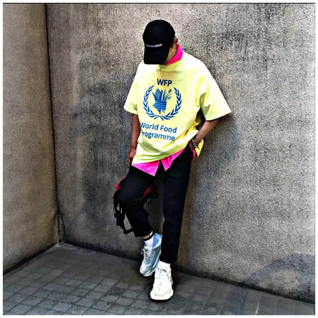 STYLISH-TOKYOのインスタグラム：「【 HALO TOKYO 】 ---------------------------------------------------- "WFP" S/S OVERSIZE TEE Now on sale. ---------------------------------------------------- ONLINE https://halotokyo.thebase.in/ _/_/_/_/_/_/_/_/_/_/_/_/_/_/_/_/_/_/_/_/_/_/_/_/_/ . . . . . . . . . . . . . . . . . #halotokyo #halotokyoofficial #levis #90s #vintage #halo #thenorthface #adidas #nike #reebok #supreme #vetements #gosharubchinskiy #balenciaga #alphaindustries #fearofgod #offwhite #yeezyseason #rickowens #vlone #chromehearts #asaprocky #justinbieber #gdragon #kanyewest #fearofgod #online #tokyo #streetfashion #ストリートファッション」