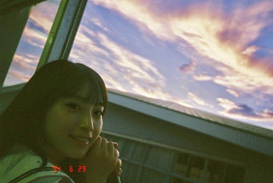 永井理子のインスタグラム：「空がすっごく綺麗で フィルムカメラでとってもらいました☁️☁️ とある撮影のときで学校だったので セーラー服をきております☺︎ #film」
