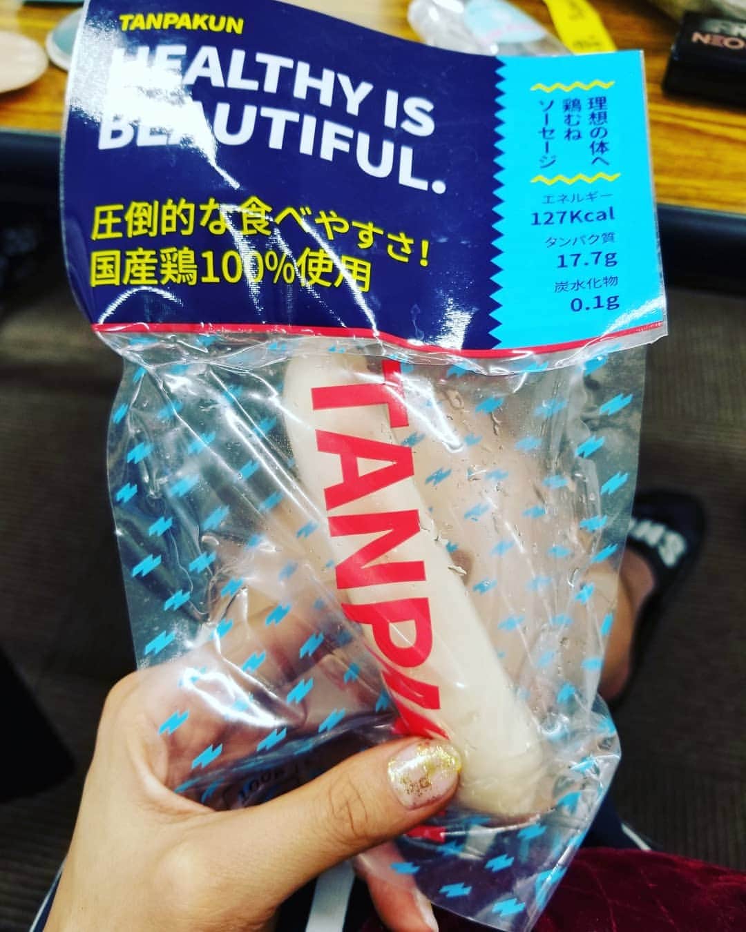 永吉令奈さんのインスタグラム写真 - (永吉令奈Instagram)「TANPAKUN代表池田さま🌟  ユニバースの時からのご縁でお世話になっているTANPAKUN様✨  NICAへエントリーした後にサブスポンサーに就かれることを知って、これまた嬉しいご縁でした😆🌟 観客席から熱い声援をかけてくださり、ステージ上で感動しました✨ 本当に嬉しかったです😭✨ 終わってから素敵な差し入れまでくださいました😭✨✨ 池田さん、本当にありがとうございます‼️ まだまだ未熟な私へ、 熱い方が、こうして熱いサポートをしてくださる✨ 本当に恵まれている私です✨  辛いことも心えぐられるような出来事も、こうやって支えられて生きてることを思えば、前向きに頑張る気力が湧いてきます✨  今年も半分が終わりましたが残り半分、ここから仕事も一気にパワーアップさせます😤✌️✨✨ P.S 結果発表終えて控え室戻ってすぐにTANPAKUNでお腹を満たしました😆✨ 鶏肉が染み渡りましたw  #tanpakun #tanpakunjp  #減量飯  #ボディメイク #nicajapan」7月9日 21時02分 - renaga2016