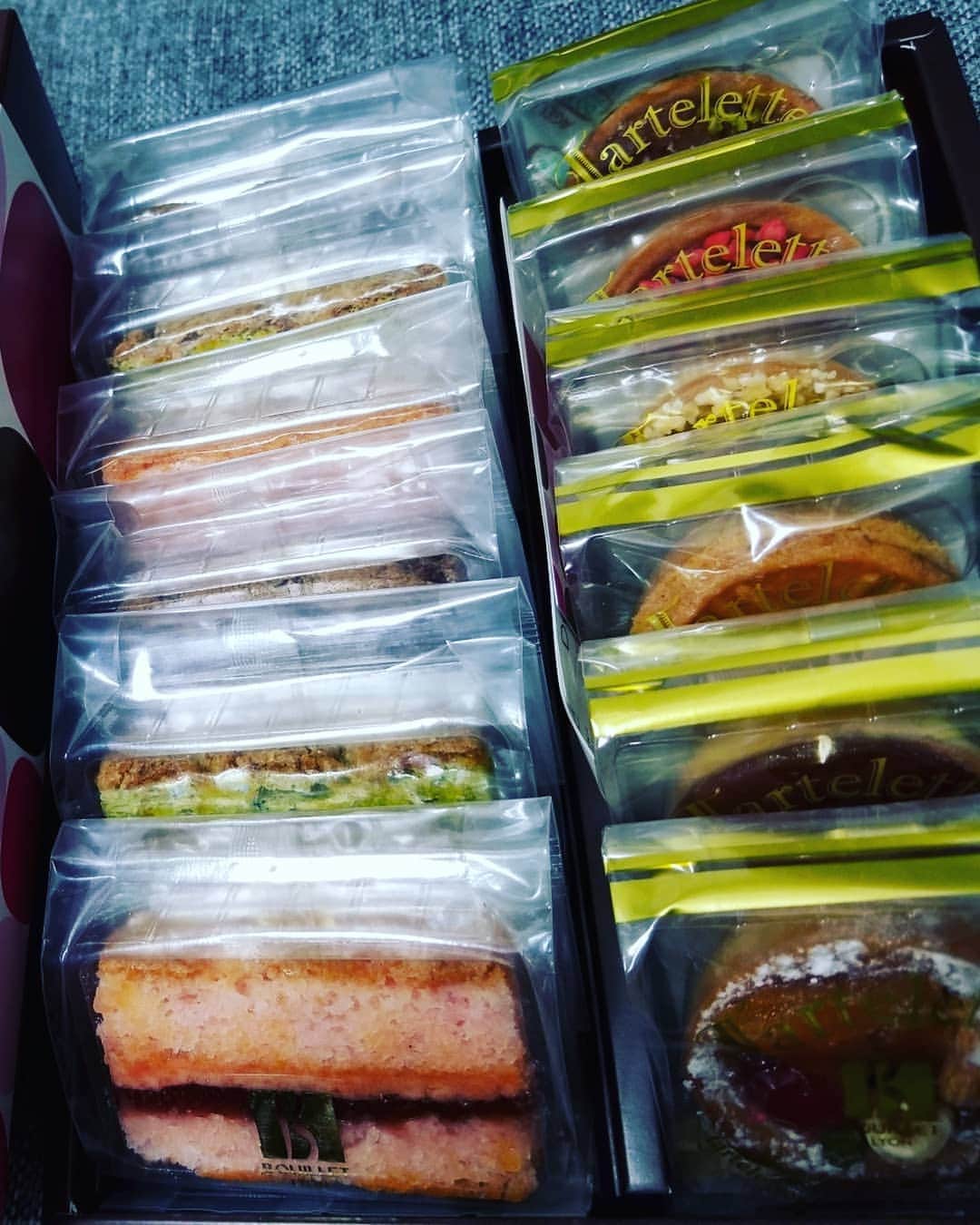 永吉令奈さんのインスタグラム写真 - (永吉令奈Instagram)「TANPAKUN代表池田さま🌟  ユニバースの時からのご縁でお世話になっているTANPAKUN様✨  NICAへエントリーした後にサブスポンサーに就かれることを知って、これまた嬉しいご縁でした😆🌟 観客席から熱い声援をかけてくださり、ステージ上で感動しました✨ 本当に嬉しかったです😭✨ 終わってから素敵な差し入れまでくださいました😭✨✨ 池田さん、本当にありがとうございます‼️ まだまだ未熟な私へ、 熱い方が、こうして熱いサポートをしてくださる✨ 本当に恵まれている私です✨  辛いことも心えぐられるような出来事も、こうやって支えられて生きてることを思えば、前向きに頑張る気力が湧いてきます✨  今年も半分が終わりましたが残り半分、ここから仕事も一気にパワーアップさせます😤✌️✨✨ P.S 結果発表終えて控え室戻ってすぐにTANPAKUNでお腹を満たしました😆✨ 鶏肉が染み渡りましたw  #tanpakun #tanpakunjp  #減量飯  #ボディメイク #nicajapan」7月9日 21時02分 - renaga2016