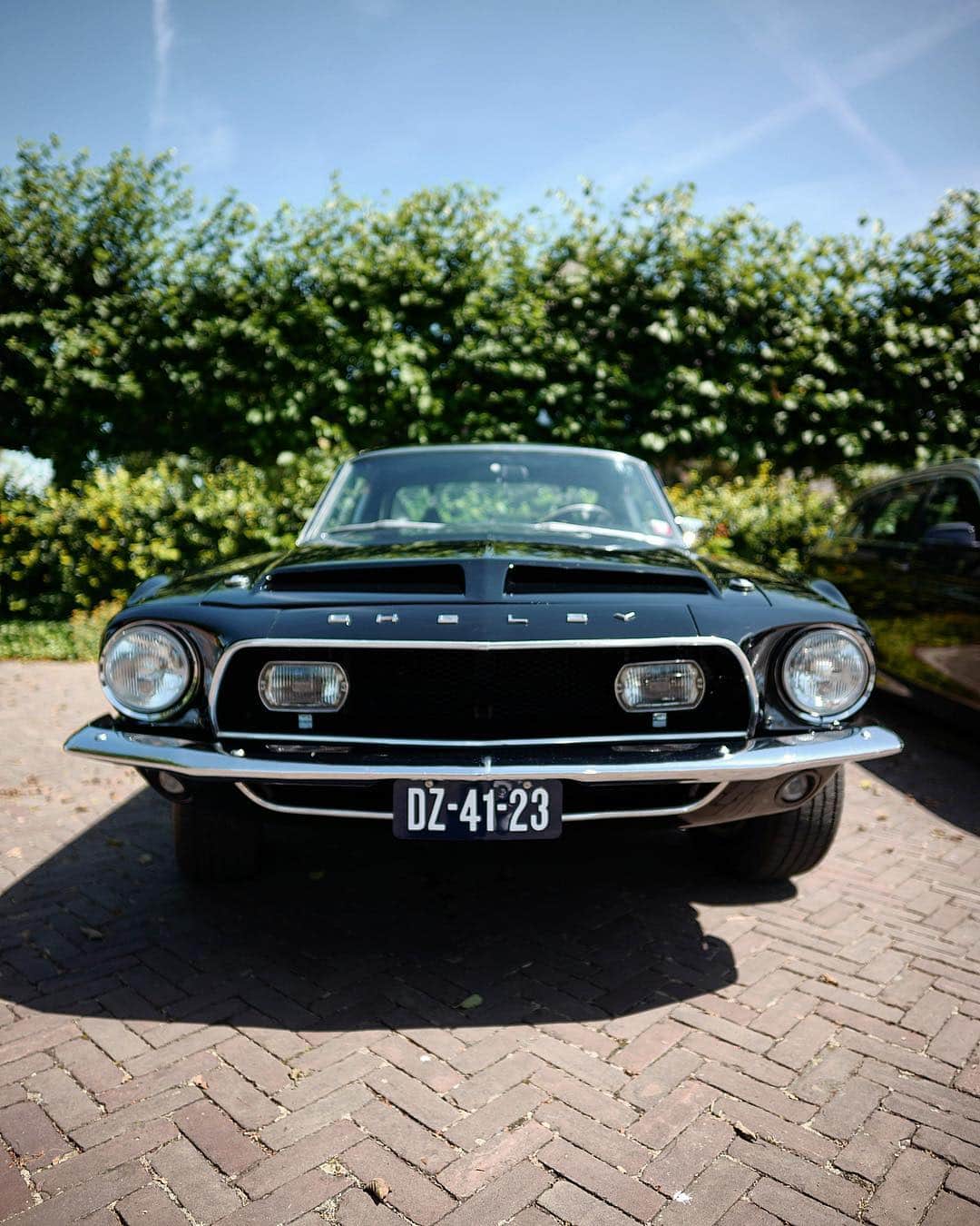 石川涼のインスタグラム：「アムステルダムで見かけた67年のシェルビー。この時代のアメ車いいなー。68年のファストバック乗ってたけど思い出すなー。全然曲がらなくて取り回しが大変なんだけどやっぱいいなーいいなー、田中くんに相談しよかな。。 @europortkobe  #shelby#shelby1967#shelbygt500#mustang#ford #leica#leicasl#leicacamera#amsterdam」