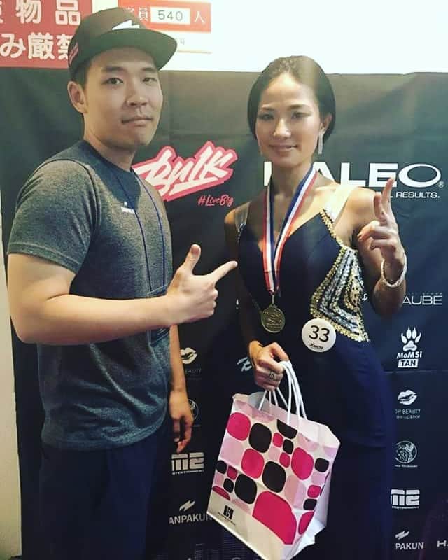 永吉令奈のインスタグラム：「TANPAKUN代表池田さま🌟  ユニバースの時からのご縁でお世話になっているTANPAKUN様✨  NICAへエントリーした後にサブスポンサーに就かれることを知って、これまた嬉しいご縁でした😆🌟 観客席から熱い声援をかけてくださり、ステージ上で感動しました✨ 本当に嬉しかったです😭✨ 終わってから素敵な差し入れまでくださいました😭✨✨ 池田さん、本当にありがとうございます‼️ まだまだ未熟な私へ、 熱い方が、こうして熱いサポートをしてくださる✨ 本当に恵まれている私です✨  辛いことも心えぐられるような出来事も、こうやって支えられて生きてることを思えば、前向きに頑張る気力が湧いてきます✨  今年も半分が終わりましたが残り半分、ここから仕事も一気にパワーアップさせます😤✌️✨✨ P.S 結果発表終えて控え室戻ってすぐにTANPAKUNでお腹を満たしました😆✨ 鶏肉が染み渡りましたw  #tanpakun #tanpakunjp  #減量飯  #ボディメイク #nicajapan」