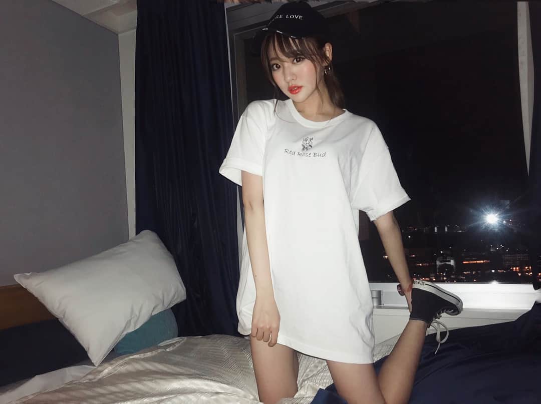 志田友美（ゆうみん）のインスタグラム：「オーバーサイズのTシャツお気に入り🥀♥️ 今なら黒あるって😝！ウィメンズだよん。 @log_tomotaka0405 さんのブランド🌟 おめでとうございます😆✨ ㅤㅤㅤㅤㅤㅤㅤㅤㅤㅤㅤㅤㅤㅤㅤㅤㅤㅤㅤㅤㅤㅤㅤㅤㅤㅤ #logbyurealm #log #rose645 #tshirt #oversize #summer #summerfashion #instafashion」