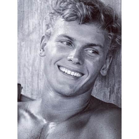 ザカリー・クイントのインスタグラム：「so sad to wake up to the news of the passing of tab hunter. i was honored to get to know him in the past year and am so grateful to have experienced his sheer joy and love of life. and what a life! such a rich experience. such a vital and generous nature. and such a pioneer of self-acceptance and moving through this world with authenticity as his guide. he will be missed greatly. may he rest in peace.」