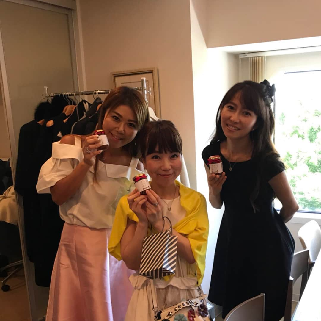 榎本加奈子さんのインスタグラム写真 - (榎本加奈子Instagram)「3日間、ニューオータニ内にある八重洲ゴルフライフさんのご協力で販売会を開催させていただきました。沢山の方々にお会い出来て本当に楽しかったです。また、kanakoのカレーラー油もご購入いただきましてありがとうございました！🙇🏻 #八重洲ゴルフライフ #ニューオータニ  #lajollajewelry #cashmika #kanakoのスープカレー屋さん #カレーラー油#ひとつひとつ#手作り#ただいま欠品#😥#オーガニックスパイス にこだわった#スープカレー  #仙台 #一番町店#吉成店#セルバ店#北海道#札幌大通り店#10周年 #delicious #curry#shop #sendai #hokkaido #sapporo」7月9日 22時33分 - kanako._.enomoto