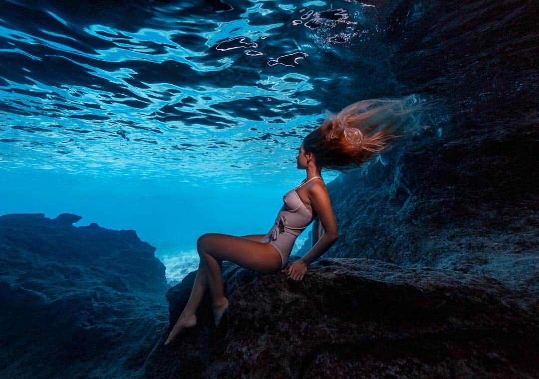 Elena Kalisのインスタグラム：「See  @_bahamasgirl_  posts for the Exuma Land & Sea Park. It is an honor for us to work with such passionate and dedicated people at the @bahamasnationaltrust 💙」