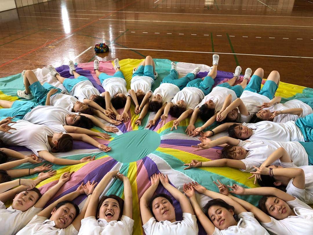 のインスタグラム：「＠子ども学科 今日は1日☀️暑かったですね💦💦体育館では子ども学科1年生がパラバルーン練習をしていました✨みんな頑張ってますね🌈 . #福岡女子短期大学 #太宰府 #子ども学科 #青春 #アオハル #福女短スナップ #福女短 #短期大学 #大学生  #保育実習 #短大 #短大生 #パラバルーン #保育士 #保育士の卵 #体育館 #体育 #パラバルーン感動 #福岡女子短期大学子ども学科 #幼児教育 #保育士の卵 #幼稚園教諭 #幼稚園教諭の卵 #保育園実習 #保育士になりたい #保育学科 #保育士のたまご #大学生 #福女短スナップ #短大生 #未来の保育士 #福岡の女子短期大学 #女子大生 . ========[ 資料請求 ]======== ． 新しい福岡女子短期大学の資料請求（2020大学案内）を無料送付中です。本学ホームページからお気軽に申し込みください。 . 子ども学科/健康栄養学科 音楽科/文化教養学科 ． 福岡女子短期大学 住所：‪福岡県太宰府市五条四丁目16番1号‬ tel：‪092-922-4034‬（代表）」