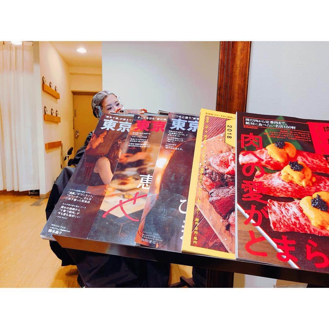 のインスタグラム：「ファッション誌よりもこういう雑誌の方が好きです。 . お腹すいた〜〜！酒〜〜！肉〜〜！ . #いつもの美容室 #イメチェン」