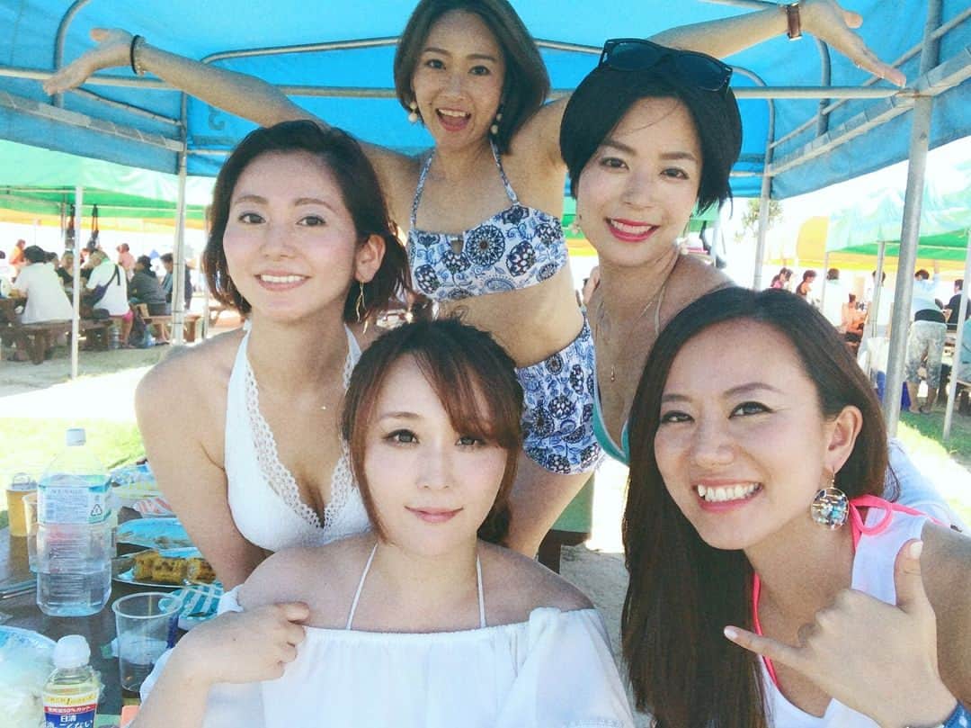 長嶺菜菜子のインスタグラム：「. 美女とビーチBBQ🍖⛱🌞🤩🌈🤙 . ちゅらさんビーチ 相変わらず人多かったけど 快晴なって良かったヽ(о´∀︎`о) . みーんな出身も住んでるところもバラバラ . ほんと沖縄に集まってくれて感謝だし 会えて楽しい事が出来て 本当に嬉しい幸せ♡︎₍₍ ◝︎(・ω・)◟︎ ⁾⁾♡︎ . . #インフルエンサー #インスタグラマー #lovens #沖縄女子会 #沖縄BBQ #ビーチBBQ #豊崎美さんビーチ #ちゅらさんビーチ #ちゅらさんビーチBBQ #出身バラバラ #住んでるところもバラバラ #飲んべぇばかり #沖縄出身 #うちなんちゅ #八重歯 #でこっぱち」