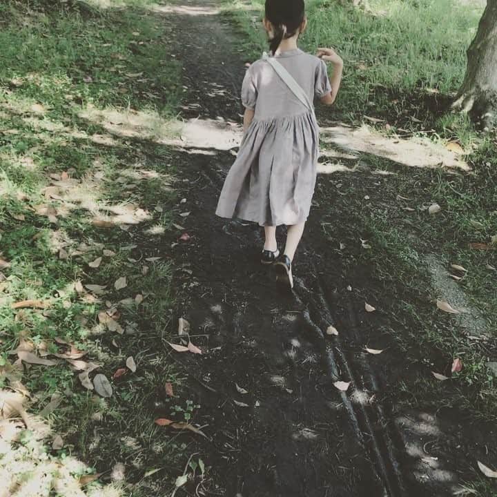 のインスタグラム：「. 久しぶりに娘さんぽムービーをば 暑いのでちょっと涼しげな音とともに 色々あったけど今日からなんとか通常運転。 それができることに感謝。。 . (最後、娘が絡みに行ってる人は観光客の方です すれ違う人すべてに絡みにゆく💧) . #helium_m #さんぽムービーh」