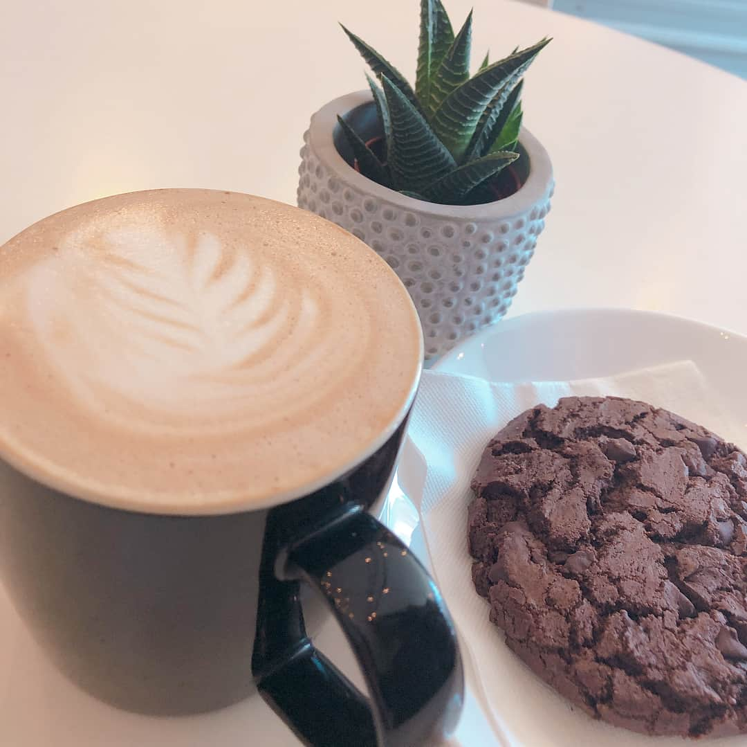 菊池仁香のインスタグラム：「nutella latteとnutellaのチョコクッキーがnutella好きにはたまらない甘さでした☕️🍫 お腹いっぱいになってしまった、、！笑  #coffee #cafe #latteart #カフェ巡り #toronto #studyabroad」