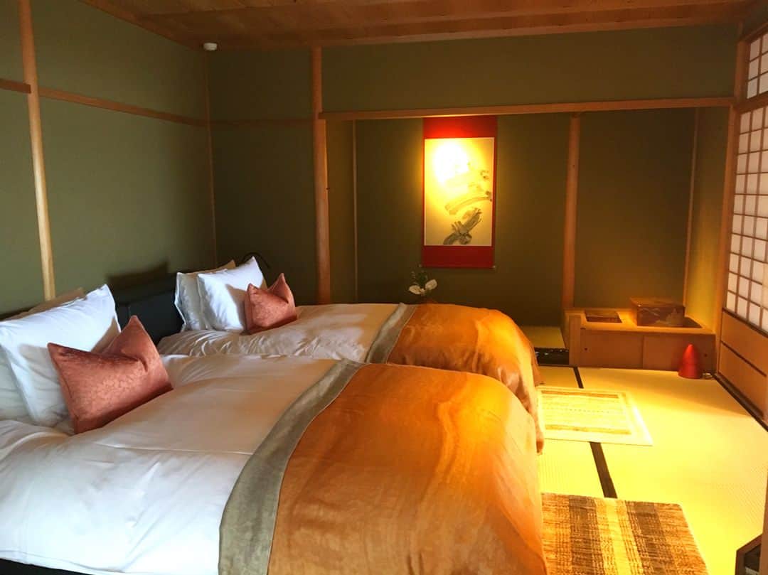 黒田麻理耶さんのインスタグラム写真 - (黒田麻理耶Instagram)「. お誕生日の当日、主人が 「The Hiramatsu Hotels & Resorts 熱海」 に連れてってくれました☺️ . お部屋は168平米もある松の間。 広いだけでなく、静かで温かみのある 素敵な空間でした💓 お庭の松がすごく美しかった✨ . #TheHiramatsuHotelsandResorts #TheHiramatsuAtami  #熱海  #熱海旅行 #誕生日旅行  #birthdaytrip #ひらまつ  #Atami  #trip  #たくまり旅行」7月10日 11時43分 - mariya_kuroda