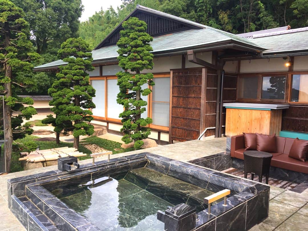 黒田麻理耶さんのインスタグラム写真 - (黒田麻理耶Instagram)「. お誕生日の当日、主人が 「The Hiramatsu Hotels & Resorts 熱海」 に連れてってくれました☺️ . お部屋は168平米もある松の間。 広いだけでなく、静かで温かみのある 素敵な空間でした💓 お庭の松がすごく美しかった✨ . #TheHiramatsuHotelsandResorts #TheHiramatsuAtami  #熱海  #熱海旅行 #誕生日旅行  #birthdaytrip #ひらまつ  #Atami  #trip  #たくまり旅行」7月10日 11時43分 - mariya_kuroda