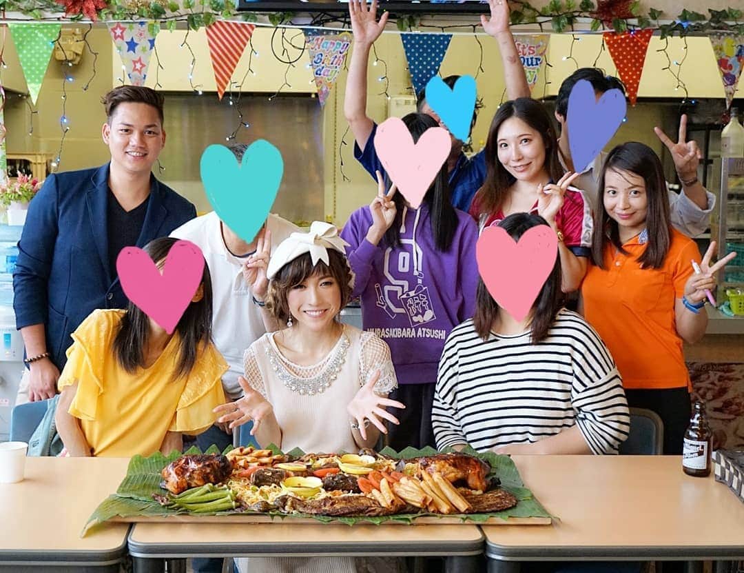 石関友梨のインスタグラム：「2件目のフィリピン料理のデカ盛り(⁎˃ᴗ˂⁎)みんなで一緒に食べました♪  #グリフィン稲穂店 #タンバヤン #フィリピン料理 #デカ盛り #大食いイベント #鳥丸ごとが2羽 #魚丸ごと #茄子の丸ごと #手づかみで食べるのも楽しい♪ #みんなありがとう♡」