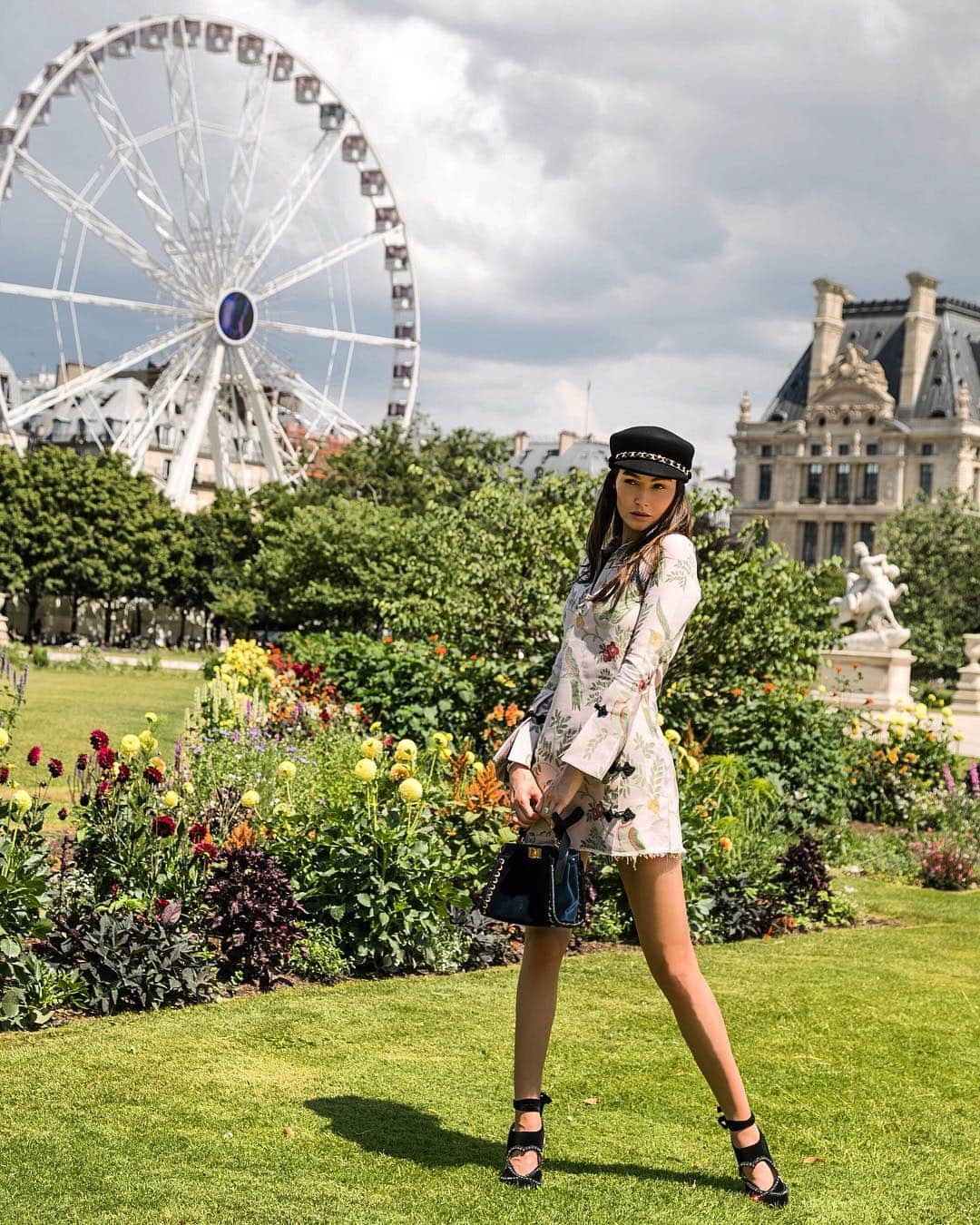 サラ・マッチのインスタグラム：「Pretty little rose gardens , Ferris wheels and hot summer days #paris #summertime」