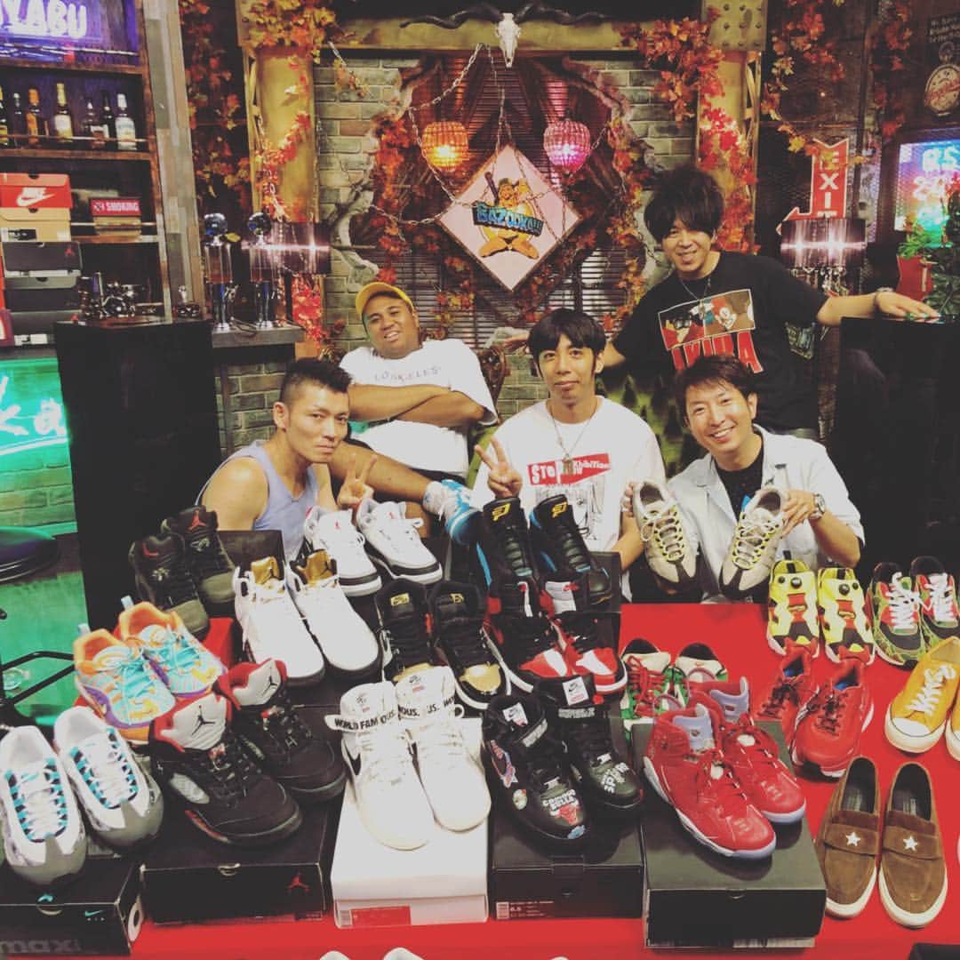 アントニーのインスタグラム：「スニーカージャンキーの集まり  #スニーカージャンキー #nike  #adidas  #converse  #vans  #reebok  #みんな三度の飯よりスニーカー #お金ないときスニーカー眺めながら白飯食べてる #街中で基本人のスニーカー観ながら歩いてるからよく小銭拾う #電車でスニーカー踏まれたらその人が降りるまで睨みつけてる #一番後ろで手を組んで座っているのはスニーカーマフィアの方です」