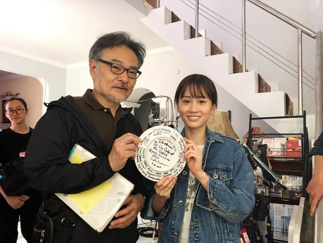 前田敦子さんのインスタグラム写真 - (前田敦子Instagram)「映画「旅のおわり、世界のはじまり」 黒沢組の一員として4月終わりから5月いっぱいまで ウズベキスタン共和国に行ってきました。 とてつもない絆が生まれ帰ってきました。 写真はクランクインの瞬間。 そしてあっという間に27歳になりました。 しっかり噛み締めながら過ごします。」7月10日 12時53分 - atsuko_maeda_official