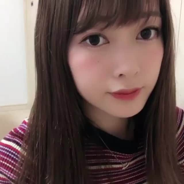 メイクとヘアアレンジ動画?otehon[おてほん]のインスタグラム：「ペリペラの夏の新作を使ったメイクを @__mayucc 様からrepostさせていただきました💁‍♀️ ・・・ 💄💄💄 * ペリペラの夏の新作をGETしたので 新作を使ってメイクしてみました☺️💓💓 * クッションファンデは 1番明るい色を買ったんだけど かなり白くなるので白肌派の方に オススメです☺️💖 * そしてグロスは超ぷるぷる！！！！！ そのぷるぷるにラメが輝くので ジューシーな唇になれました👄 * ぜひ参考にしてみてね😽💓 * #ペリペラ #新作コスメ #ペリペラ新作 #ブルーティント #オレンジティント #ブルーグロス #シュガーリップグリッター #エアリーインククッション #インクブラーリングスキンティント #ミントトーンアップ #コスメ動画 #メイクプロセス #makemovie」