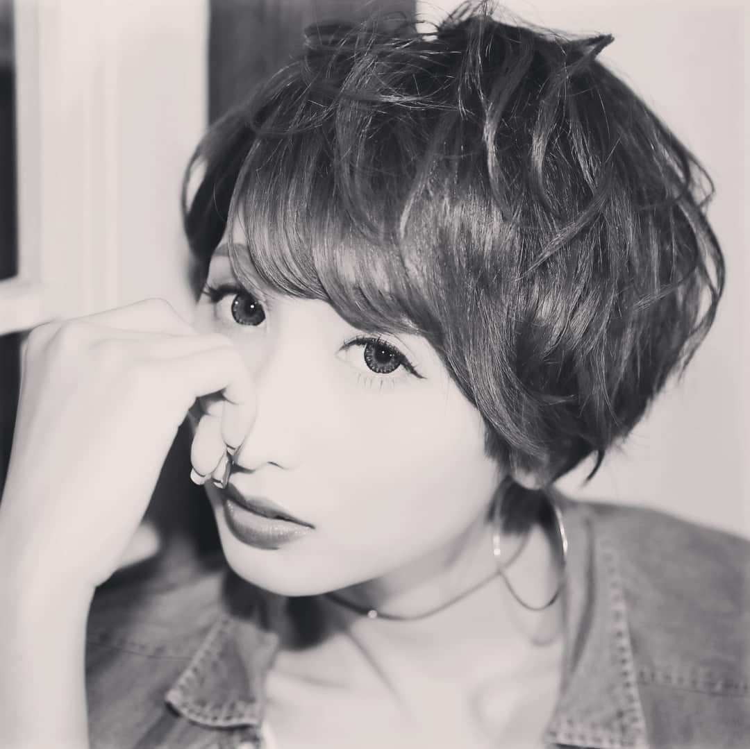 間宮葵のインスタグラム：「#モノクロの世界」