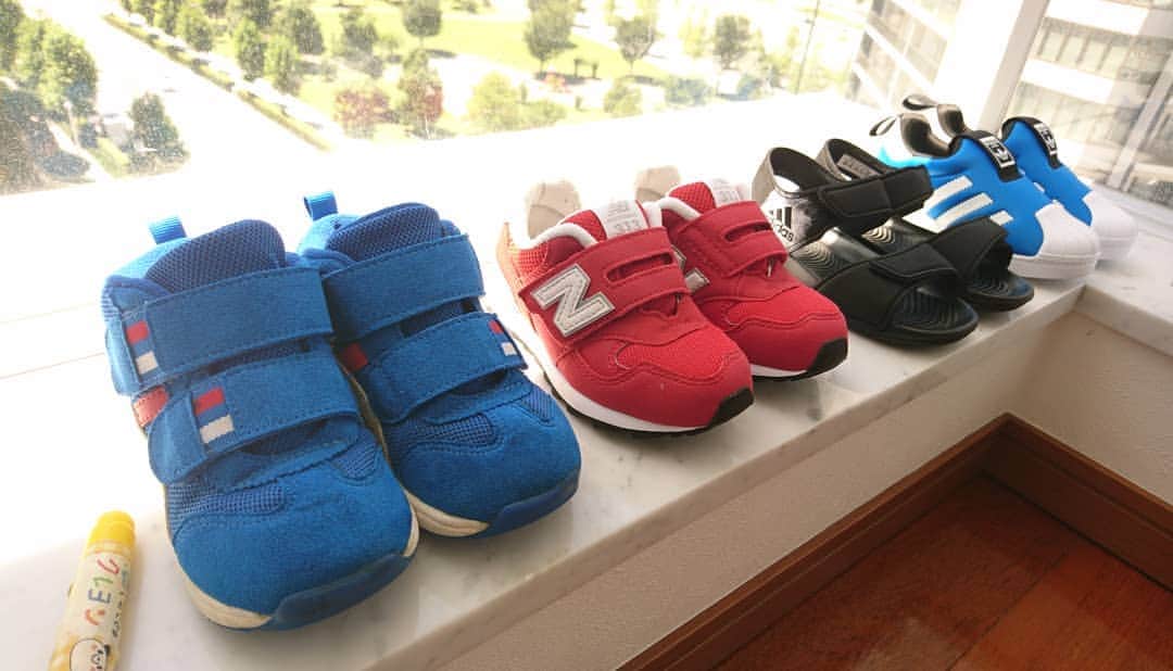 のインスタグラム：「週末、息子の靴をまとめ洗い👟✨ あの小さな足がこんなに大きくなったんだと 靴を洗っているときがいちばん成長を感じます🤔  #靴#スニーカー#サンダル」