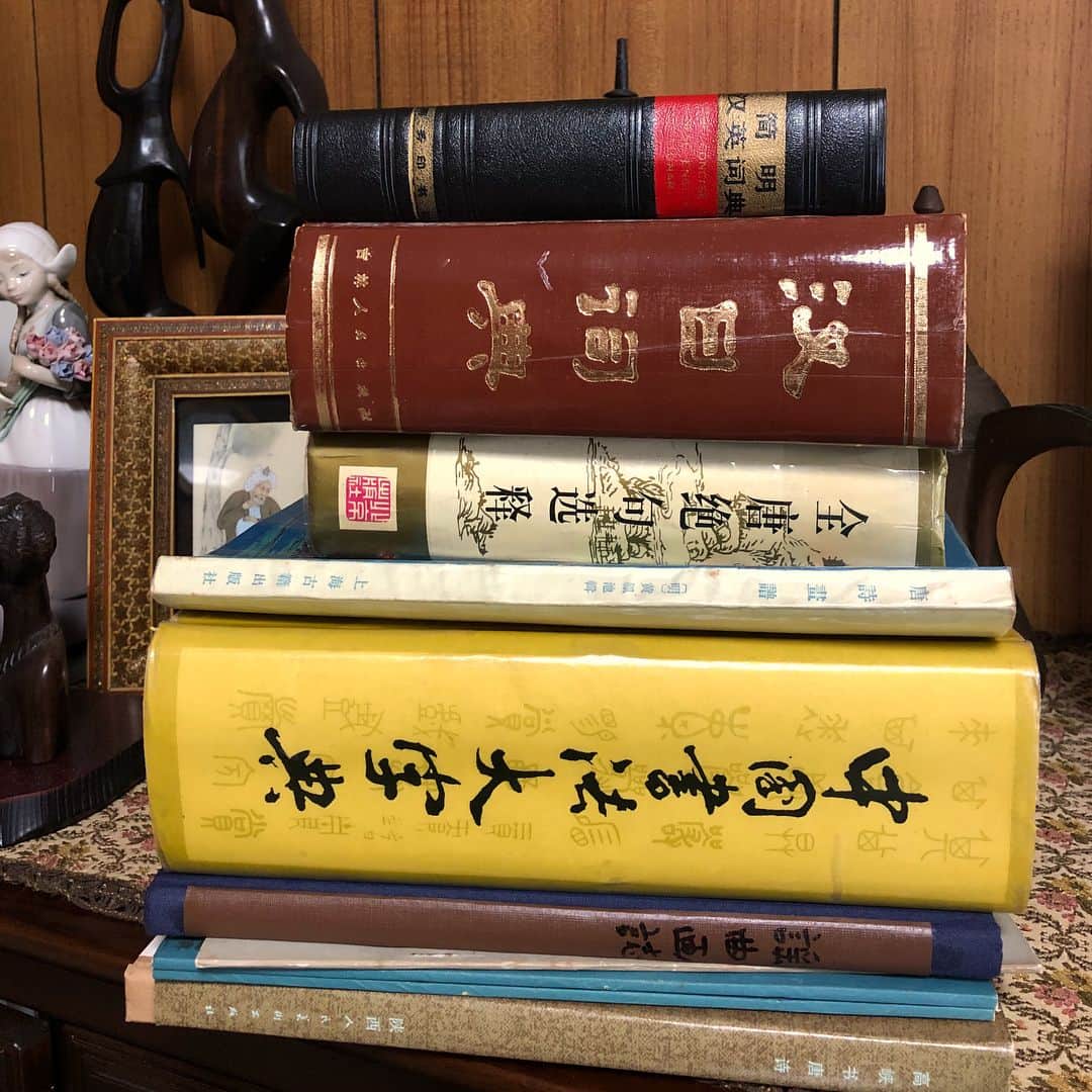 井嶋ナギのインスタグラム：「実家にて、父の蔵書で古書三昧〜﻿﻿ ﻿﻿ くずし字を昔から細々と学んでいるのだが、平仮名は読めても漢字がとにかく難しい。﻿﻿ ﻿﻿ 「何かいい勉強法はないか？」と思ってたら、漢詩マニアの父が中国で買い込んだ古書が使える！！ということに今回、実家に帰って気づいた。﻿﻿ ﻿﻿ （江戸時代の漢字のくずし字は、中国の草書がお手本だから当たり前）﻿﻿﻿ ﻿﻿﻿ 『唐詩画譜』の李白「峨眉山月歌」を『中国書法大字典』他で引き引き読む。これは楽しい…﻿ ﻿﻿ 「峨眉山月歌」李白﻿﻿ 峨眉山月半輪秋 ﻿﻿ 影入平羌江水流 ﻿﻿ 夜発清渓向三峡 ﻿﻿ 思君不見下渝州 ﻿﻿ ﻿﻿ 峨眉山 月 半輪の秋 ﻿﻿ 影 平羌江水に入りて流る ﻿﻿ 夜 清溪を発して 三峡に向ふ ﻿﻿ 君を思えども見えず 渝州に下る﻿﻿ ﻿﻿ ﻿﻿ #李白 #唐詩画譜 #漢詩 #唐詩 #漢字 #くずし字 #中国 #本 #kanji #rihaku﻿ #book ﻿ ﻿」