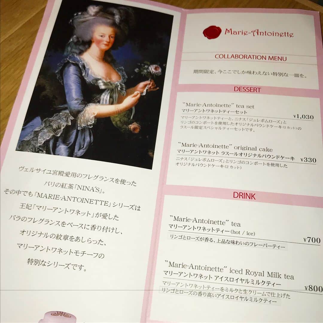 ソラリアプラザ公式さんのインスタグラム写真 - (ソラリアプラザ公式Instagram)「・ ■1F ラスール オーバカナル■ ・ ～マリーアントワネットPOPUP FAIR～ ・ ヴェルサイユ宮殿愛用のフレグランスを使ったパリの紅茶「NINA'S」。 その中でも「MARIE-ANTOINETTE」シリーズは王妃「マリーアントワネット」が愛したバラのフレグランスをベースに香り付けし、オリジナルの紋章をあしらった、マリーアントワネットモチーフの特別なシリーズです。  ラスール オーバカナルでは、今ここでしか味わえないマリーアントワネットティーの期間限定コラボレーションメニューをご用意。 また、店内ではオリジナルグッズも販売中です。 ・ ・ 期間：8月31日(金)まで ・ ・ ぜひ1F ラスール オーバカナルに足をお運び下さい♪ ・ ・ ・ ・ #ラスールオーバカナル #auxbacchanales #tea #afternoontea #紅茶 #NINAS #ニナス #ニナスパリ #ニナス紅茶 #ニナスマリーアントワネット #ティータイム #カフェ #ソラリアプラザランチ #福岡ランチ #福岡グルメ #天神 #tenjin #ソラリアプラザ #solariaplaza #福岡 #fukuoka」7月10日 13時44分 - solaria_plaza_official