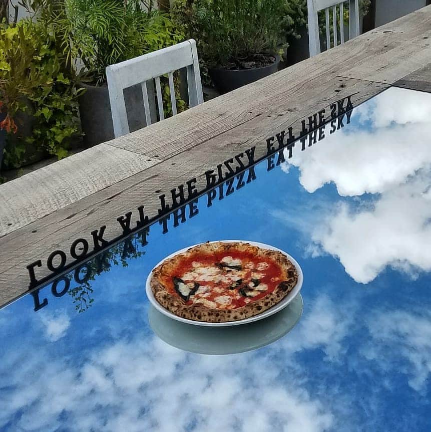 黒坂真美さんのインスタグラム写真 - (黒坂真美Instagram)「空飛ぶピザ🍕 Flying Pizza!! Look at the pizza eat the sky. ・ #ピザ #って #空を飛ぶ #らしいよ🎈 #マルゲリータ #アンチョビ #トッピング♡ #😋😋😋 #黒坂真美 #kurosakamami #原宿 #harajuku @mari_sawaguchi #solapizza  #pizza #margherita  #anchovy」7月10日 15時00分 - mamikurosaka_official