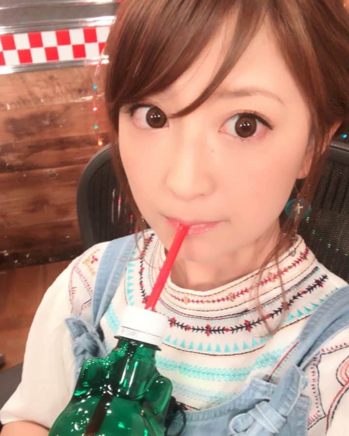 のインスタグラム：「今日の火曜The NIGHT 生放送も元気にお届けいたしました！！また改めて載せますね😊 ・ 動画は本番前にストーリー載せたくて撮ったのに間に合わなかったもの。 岡ちゃんとスタッフさん達が戯れてるのを横目でチラリ👀日常です🙂 ・ 本日もお疲れ様でした！！」