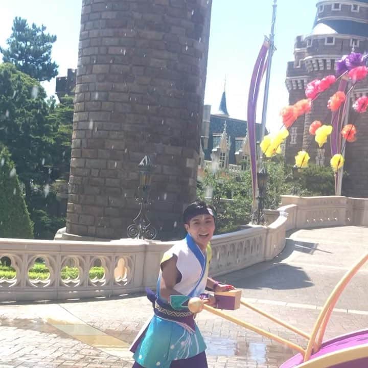 のインスタグラム：「退場動画🤗 夏は装備が大変だけど楽しいからたくさん見れたらいいなぁ♪ ＊ ＊ #燦水サマービート #ディズニーダンサー #ディズニー写真部 #ディズニーカメラ隊 #tokyodisneyland」