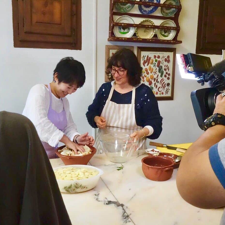 スープストックトーキョー 公式さんのインスタグラム写真 - (スープストックトーキョー 公式Instagram)「【7月12日(木) 22: 45～ テレビ放映のお知らせ。📺】 . 旅するバイヤーに密着するNHK総合テレビ放映 「#世界はほしいモノにあふれてる」。 Soup Stock Tokyoの商品開発担当、 桑折敦子によるのポルトガルの旅は7月12日放送です。 いよいよ2日後に迫ってきました。📣 . ヨーロッパの最西端の国、 ポルトガルを語るうえで欠かせないのが「大航海時代」。⚓️ 当時の日本にもポルトガル人が伝来し、 「てんぷら」や「カステラ」などを伝えました。 ポルトガルの国や料理がどこか懐かしく、 親しみやすいのは、そんな理由もあるのかもしれません。 . 番組では大航海時代から伝わる食材や調理方法にふれながら、Soup Stock Tokyoの商品開発の舞台裏をお伝えしていきます。 どうぞお楽しみに。💭 . ■オンエアについて 「世界はほしいモノにあふれてる」 “旅からうまれるスープ ポルトガル” NHK総合 毎週木曜 22:45～23:10 ・放映日：7月12日(木) 22:45～23:10 ・再放送：7月16日(月)よる23:55～00:20 . #soupstocktokyo#soupstock #soup #スープストックトーキョー#スープストック #旅から生まれるスープ#スープ #ポルトガル#ポルトガルの旅」7月10日 20時14分 - soupstocktokyo