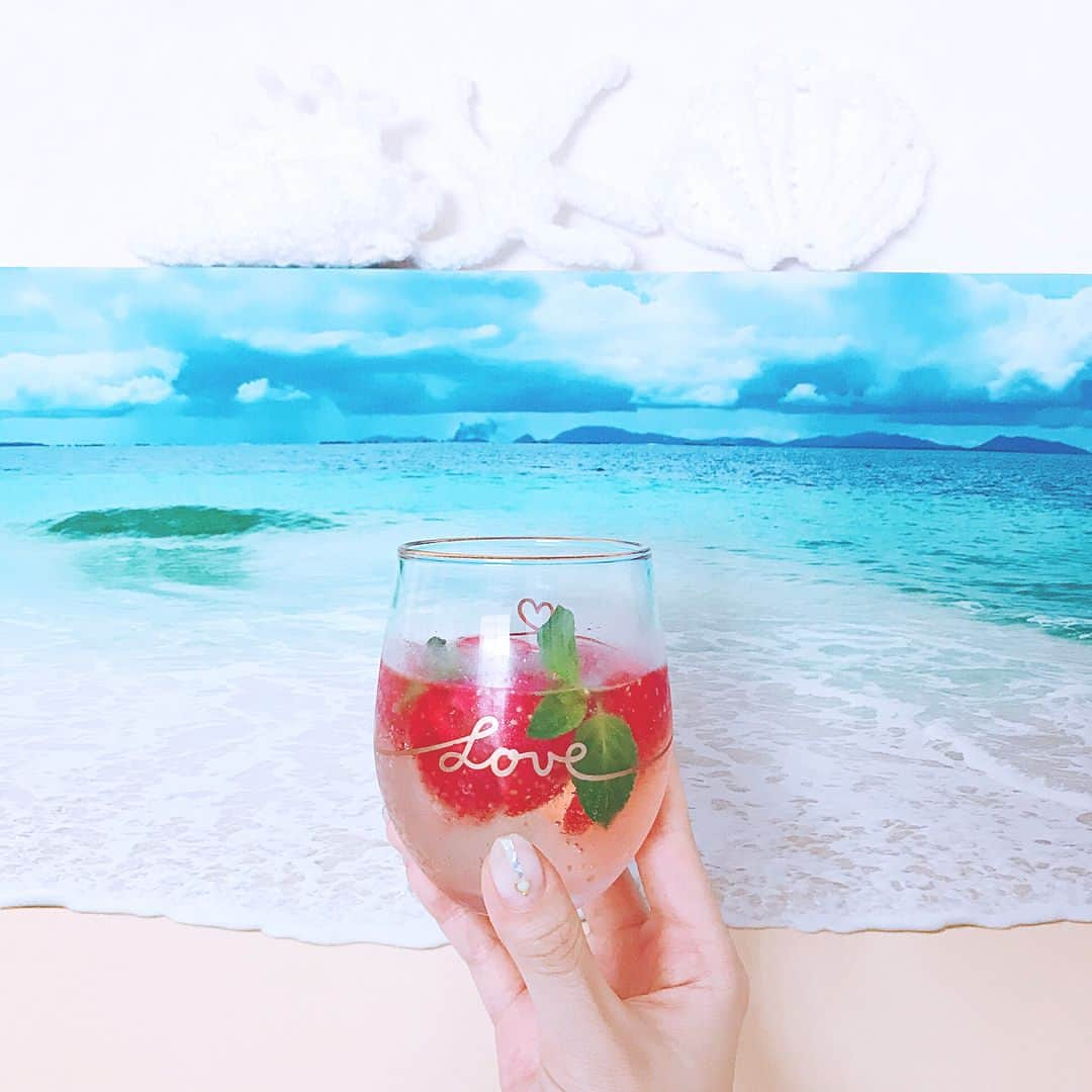 西村笑花さんのインスタグラム写真 - (西村笑花Instagram)「❤︎ ・ ・ SummerCocktail🍸🍑🍓💓 氷結ももを使ったアレンジレシピ 「氷結ピーチストロベリーミックス」 冷凍いちごとミントをちょい足ししたよ😍 ひんやりいちごとミントでさっぱりと夏にぴったり🌴🌈 コンビニでも手軽に買える冷凍フルーツに 氷結を入れるのとっても好き❤ #氷結100キーン #氷結 #PR #emicafe🥐」7月10日 20時12分 - emika_nishimura