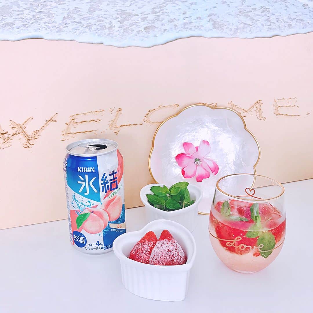 西村笑花さんのインスタグラム写真 - (西村笑花Instagram)「❤︎ ・ ・ SummerCocktail🍸🍑🍓💓 氷結ももを使ったアレンジレシピ 「氷結ピーチストロベリーミックス」 冷凍いちごとミントをちょい足ししたよ😍 ひんやりいちごとミントでさっぱりと夏にぴったり🌴🌈 コンビニでも手軽に買える冷凍フルーツに 氷結を入れるのとっても好き❤ #氷結100キーン #氷結 #PR #emicafe🥐」7月10日 20時12分 - emika_nishimura
