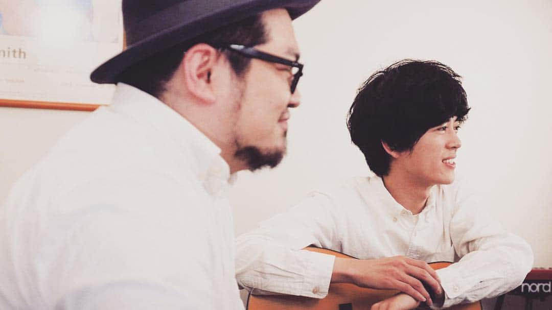 Goose houseさんのインスタグラム写真 - (Goose houseInstagram)「シンプルに。アコギ1本、男２人。Goose houseチャンネルにアップしました。ぜひチェックしてくださいね。#goose7 東京／JUJU（Cover）  youtu.be/y7Jl81A9rV0」7月10日 20時20分 - goosehousejp