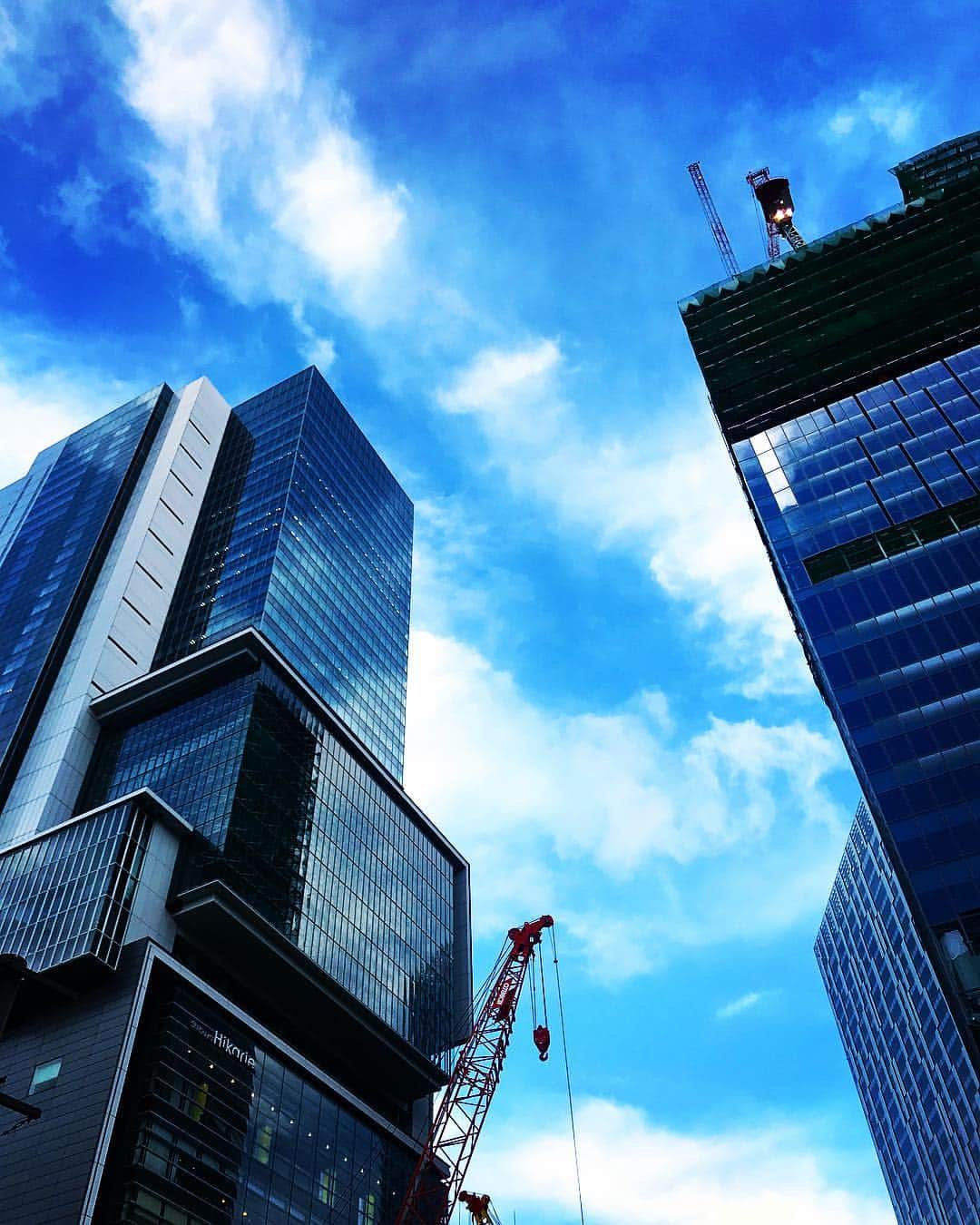 のインスタグラム：「今日の東京もとても暑かった。 西日本の豪雨により被災している方は1万人以上、行方不明の方がまだ50人以上いる。 豪雨により 土砂災害、浸水の被害が出て、避難生活でのこの暑さは 本当に辛い事と思います。 熱中症の心配もあります。  道路が土砂で塞がれている場所では 大きな重機も通れず、救助が難航しているので 心配が重なります。 また、 今日は広島の榎川が氾濫してしまったり、被害が続いています。  日頃から、自分の住んでいる地域のハザードマップを確認する事を心がけないといけない、と改めて思った。 "〜だろう" ではなく、 "〜かもしれない"という思いを 持って行動したい。  TVでは 救助隊の方、地域住民の方々、そして 救助犬も頑張って救助活動をしている。 避難されている方々も、 避難にあたっている方々も、 どうか、諦めないで、今を乗り切ってほしい。  1秒でも早くたくさんの方、ペット達が見つかり、いち早くライフラインが復旧することを願います。  お亡くなりになられた方々のご冥福を心よりお祈り申し上げます。  香里奈」