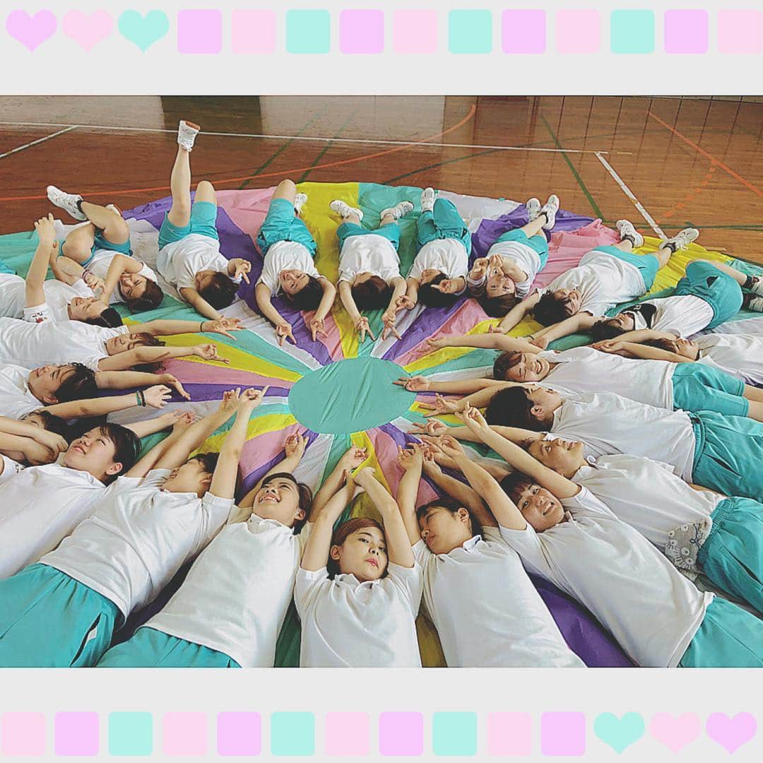 のインスタグラム：「＠子ども学科 子ども学科1年生🎀 パラバルーン練習をしていました🌟 . #福岡女子短期大学 #福岡女子短大 #福女短 #パラバルーン #幼児体育 #体育 #遊び #運動好き #fwjc #子ども学科 #幼稚園の先生 #保育士 #幼稚園教諭 #保育士の卵 #未来の保育士 #元気いっぱい #短大生 #友達 #仲間 #クラスメイト  #素敵な思い出 #キラキラ #笑顔 #輪になろう #青春 #childcare #enjoy #photography #japan_photo_now #kawaii」