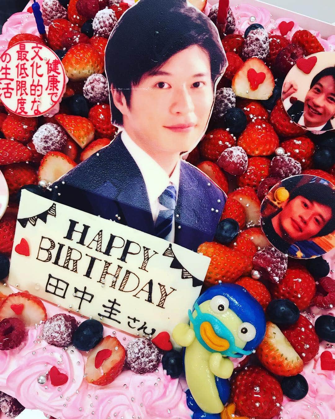 吉岡里帆さんのインスタグラム写真 - (吉岡里帆Instagram)「本日7月10日は田中圭さん、 34歳のお誕生日🎁！ 私はこんなにラブリーなケーキを見たことがありません。笑 皆んなの愛がちらかってます。  おめでとうございます！京極係長！  @kenkatsu_ktv  #健康で文化的な最低限度の生活  #ケンカツ」7月10日 21時29分 - riho_yoshioka