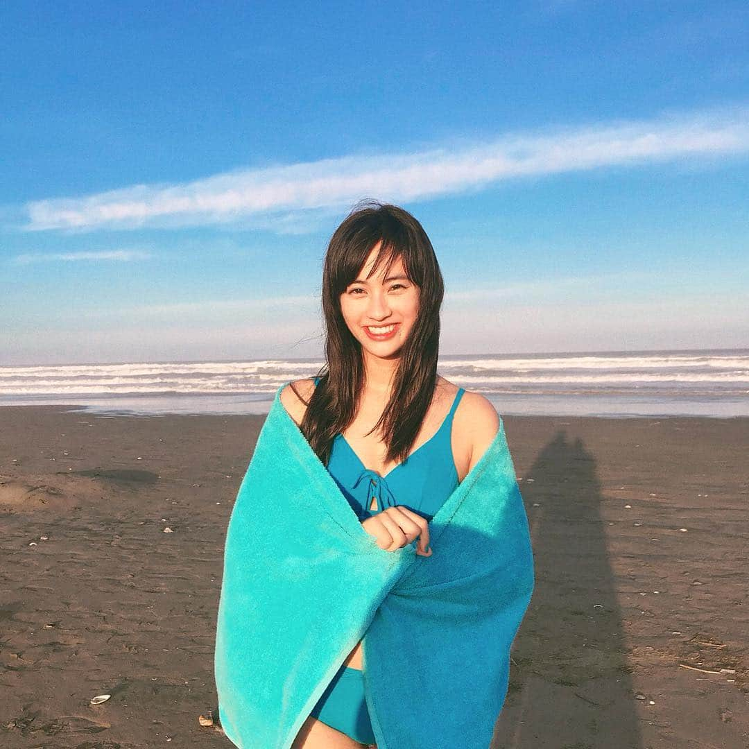 玖瑠実さんのインスタグラム写真 - (玖瑠実Instagram)「💙💙💙 撮影で夏をもう楽しめました☀️ また報告します☺︎ いい天気でよかった❤︎ #青に囲まれる」7月10日 21時45分 - kurumi_0125_