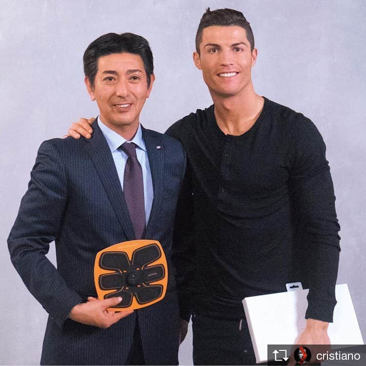 SIXPADさんのインスタグラム写真 - (SIXPADInstagram)「.﻿ ﻿ @cristiano クリスティアーノ・ロナウド選手にお祝いの言葉をいただきました！﻿ ﻿ ﻿ “MTG、そして、松下社長、マザーズ上場おめでとう！” ﻿ ﻿ ﻿ SIXPADは、EMSの正しい理論・効果を世の中に正しく伝えていくと共に、”本物”であることを追求していきます。﻿ そして、日本発・世界No.1EMSブランドを目指し、多くの皆様が健やかに生活できる社会に貢献していきます。﻿ ﻿ #SIXPAD #シックスパッド #EMS﻿ #CristianoRonaldo #クリスティアーノロナウド #クリロナ #サッカー #soccer #CR7﻿ #SIXPADSTORE #SIXPADSHOP #muscle #exercise #training #RealMadrid﻿ #レアルマドリード#SIXPAD体感 #MTG」7月10日 21時46分 - sixpad_official