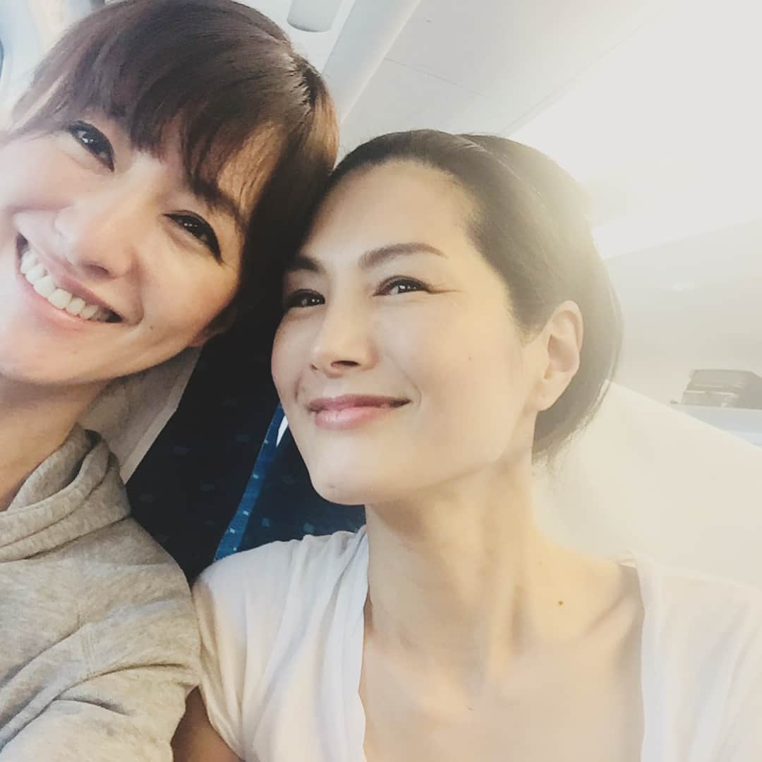 前田ゆかのインスタグラム：「今日は神戸ロケ！  帰りの新幹線で内海誓子ちゃんとお喋り！ お顔が小さくてバランスが良い〜 立ち姿は背筋がピーンとしていて変わらずカッコいい！ お疲れ様〜〜♪ #shooting#内海誓子 ちゃん  #ロケ#終わって #小狐庵#納豆大葉のかき揚げの冷たい蕎麦に #ノックアウト#美味しすぎたー」