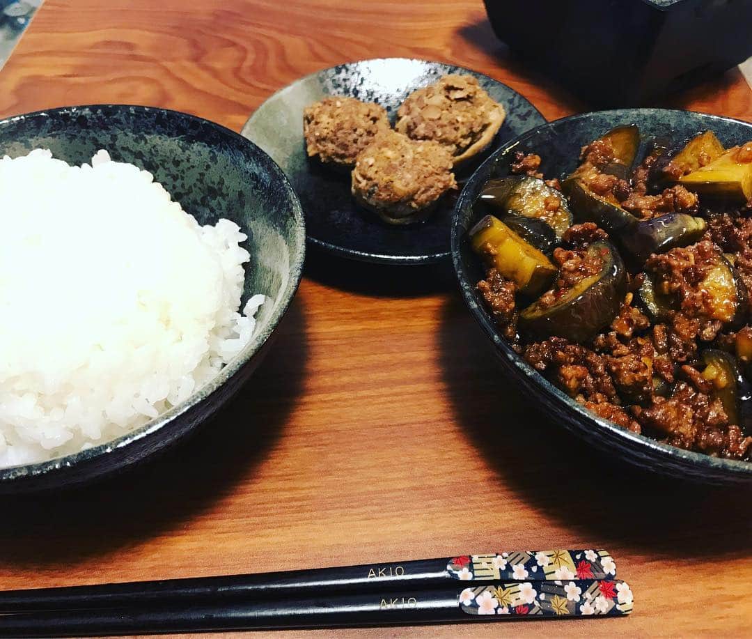 佐々木彰生のインスタグラム：「麻婆茄子とシイタケの肉詰めに初めて挑戦！ 美味！！！ #麻婆茄子  #しいたけの肉詰め  #男飯」