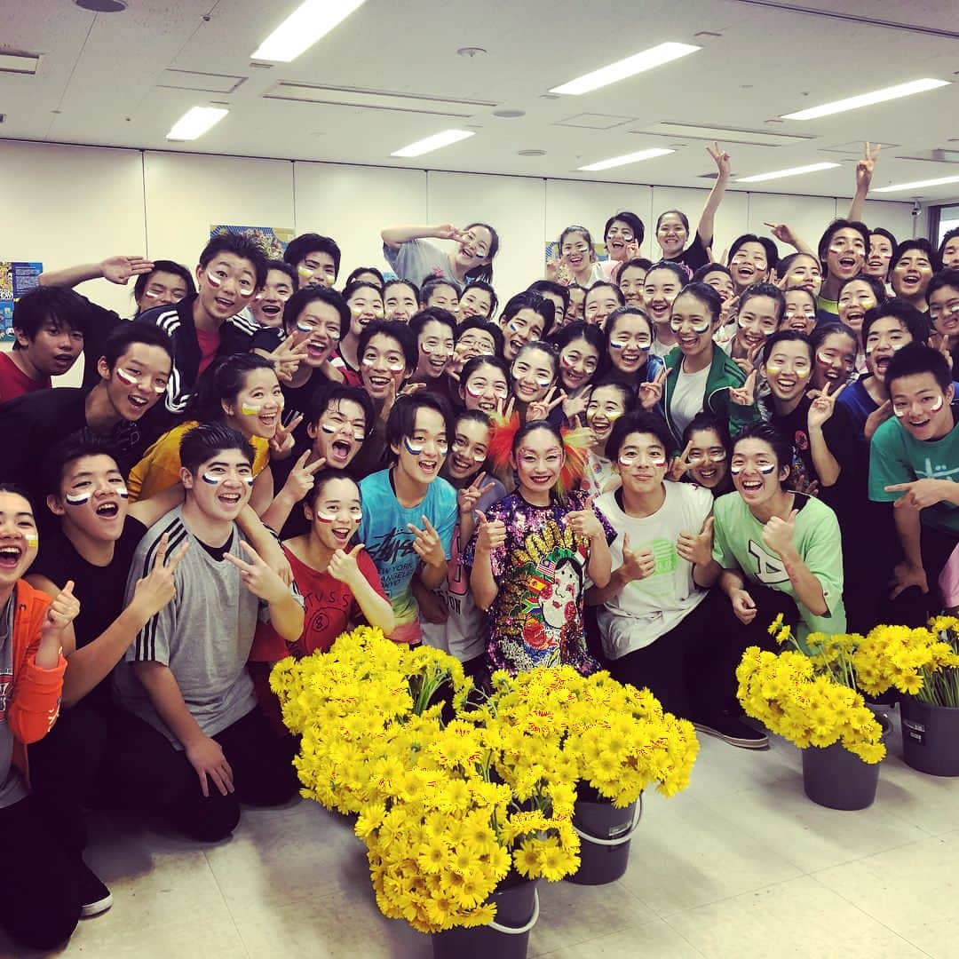 安藤美姫さんのインスタグラム写真 - (安藤美姫Instagram)「I lean this dance in 30min from amazing school dancers💪✨✨ Thank you♥️♥️♥️ 30分で覚えたフィナーレのダンス😎💪✨ 教えて下さった皆様本当にありがとうございました✨✨✨ 楽しかった😊💕💕💕 #日本元気プロジェクト2018 #山本寛斎 #感動」7月10日 22時51分 - miki_m_ando0403